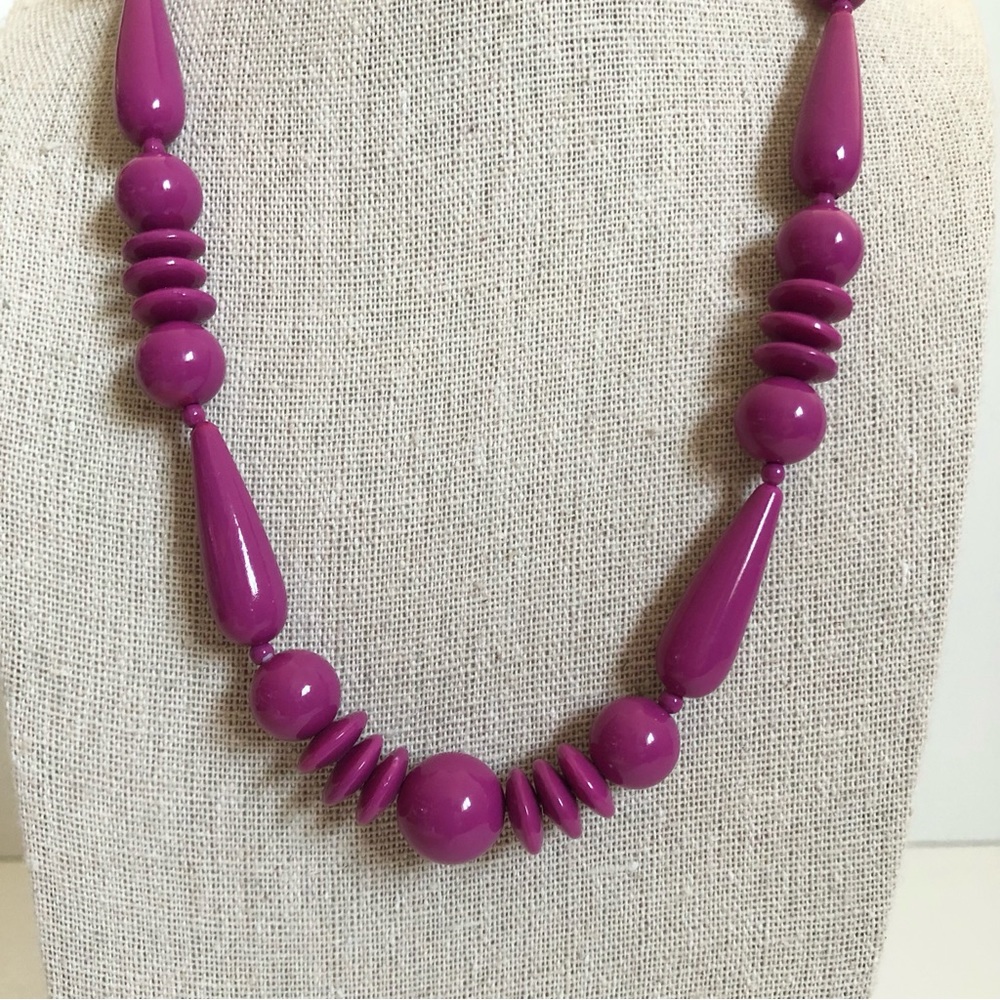 🦋🌼🩵 SALE Vintage retro fuchsia plastic necklace teardrop ball spring ring